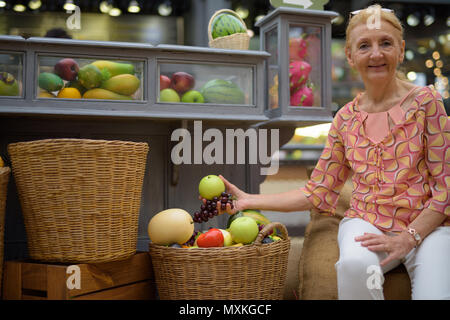 Belle femme tourisme senior avec des cheveux blonds détendre autour de t Banque D'Images