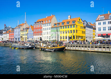 Le Nyhavn canal au bord de l'eau à Copenhague, Danemark. Banque D'Images