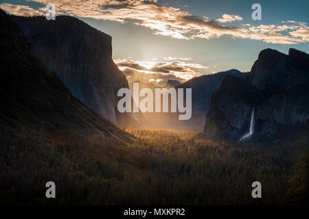 La lumière éclaire l'dramatique sur Vue de tunnel dans la région de Yosemite National Park Banque D'Images