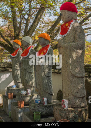 Rangée de statues Jizo Bosatsu avec des bonnets rouges et des bavoirs, Butsumokuji 42 Shikoku 88 temple, temple pèlerinage, Japon Banque D'Images