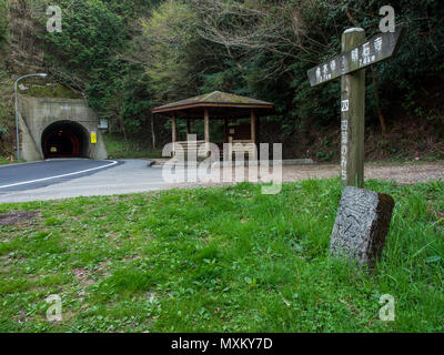 Henro trail guide post et vieilles pierres, avec le marqueur reste hut et tunnel routier, entre 42 et 43 temple Temple, Temple 88, pèlerinage de Shikoku, Ehime Banque D'Images