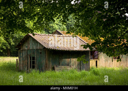 Allemagne, Herdecke, ancienne grange près de manor Schede. Deutschland, Herdecke, modifier Schuppen auf einer Wiese nahe Gut Schede. Banque D'Images