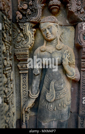 La sculpture sur pierre à une porte de la ruines Tempel de Banteay Srei environ 32 km au nord de la ville de temple Angkor, près de la ville de Siem Reap dans l'ouest de Banque D'Images