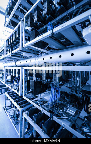 Cryptocurrency mining rig en utilisant des cartes graphiques pour extraire de l'cryptocurrency numérique Banque D'Images