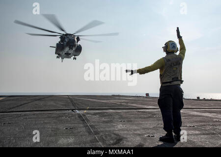 161117-N-KK394-062 Golfe Arabique (nov. 17, 2016) Maître de 3e classe des signaux à un Joshua Broadbent MH-53E Sea Dragon affecté à l'hélicoptère Hélicoptère de lutte contre les Blackhawks Squadron (HM) 15 sur le pont du porte-avions USS Dwight D. Eisenhower (CVN 69) (Ike). Broadbent sert à bord de l'aviation d'Ike maître de manœuvre (manutention). Ike et son groupe aéronaval sont déployés à l'appui de l'opération inhérents à résoudre, les opérations de sécurité maritime et les efforts de coopération en matière de sécurité dans le théâtre dans la 5e flotte américaine zone d'opérations. (U.S. Photo par Marine Offi Marinier Banque D'Images