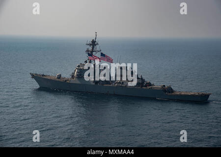 161117-N-QI061-029 Golfe Arabique (nov. 17, 2016) Le destroyer USS-missiles Hopper (DDG 70) transits dans le golfe Arabe. Hopper soutient les opérations de sécurité maritime et les efforts de coopération en matière de sécurité dans le théâtre dans la 5e flotte américaine zone d'opérations. (U.S. Photo de la marine par le maître de 3e classe Nathan T. Barbe) Banque D'Images