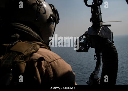 161117-N-QI061-063 Golfe Arabique (nov. 17, 2016) Maître de 2e classe Devin Pluchino observe les missiles USS Hopper (DDG 70) d'un MH-60S Sea Hawk affecté à l'hélicoptère de chiens poussiéreux de l'Escadron de Combat de mer (HSC) 7. Hopper soutient les opérations de sécurité maritime et les efforts de coopération en matière de sécurité dans le théâtre dans la 5e flotte américaine zone d'opérations. (U.S. Photo de la marine par le maître de 3e classe Nathan T. Barbe) Banque D'Images