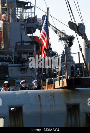 161116-N-OH262-378 VIRGINIA BEACH, en Virginie (16 novembre 2016)--États-Unis Les marins de la marine attaché au navire de sauvetage et de renflouage, le USNS Saisir (T-EI 51), lever le drapeau après le navire est retourné à la maison Creek-Fort Base Little expéditionnaire conjointe Story, 16 novembre. Saisissez retourne à son port d'attache après un déploiement de quatre mois dans la sixième flotte américaine zone d'exploitation. (U.S. Photographie de la marine par Bill Mesta/libérés) Banque D'Images