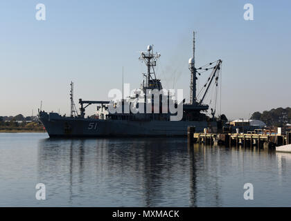 161116-N-OH262-283 VIRGINIA BEACH, en Virginie (16 novembre 2016)--militaire du Commandement maritime et de sauvetage des navires de récupération, le USNS Saisir (T-EI 51), tire en Creek-Fort expéditionnaire Base Little Story, 16 novembre. Saisissez retourne à son port d'attache après un déploiement de quatre mois dans la sixième flotte américaine zone d'exploitation où il a mené principalement les opérations de sauvetage et de plongée. (U.S. Photographie de la marine par Bill Mesta/libérés) Banque D'Images