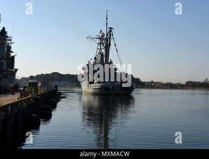 161116-N-OH262-352 VIRGINIA BEACH, en Virginie (16 novembre 2016)--militaire du Commandement maritime et de sauvetage des navires de récupération, le USNS Saisir (T-EI 51), tire en Creek-Fort expéditionnaire Base Little Story, 16 novembre. Saisissez retourne à son port d'attache après un déploiement de quatre mois dans la sixième flotte américaine zone d'exploitation où il a mené principalement les opérations de sauvetage et de plongée. (U.S. Photographie de la marine par Bill Mesta/libérés) Banque D'Images