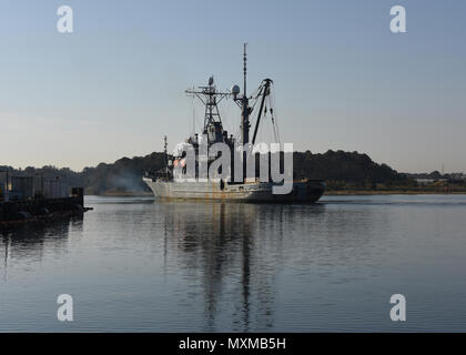 161116-N-OH262-307 VIRGINIA BEACH, en Virginie (16 novembre 2016)--militaire du Commandement maritime et de sauvetage des navires de récupération, le USNS Saisir (T-EI 51), tire en Creek-Fort expéditionnaire Base Little Story, 16 novembre. Saisissez retourne à son port d'attache après un déploiement de quatre mois dans la sixième flotte américaine zone d'exploitation où il a mené principalement les opérations de sauvetage et de plongée. (U.S. Photographie de la marine par Bill Mesta/libérés) Banque D'Images