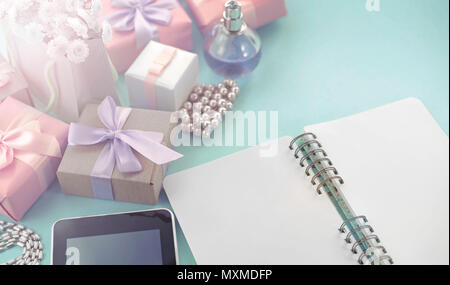 Arrière-plan de la bannière affiche fête cadeau satin bouquet de fleurs perle bijoux smartphone tablette portable fond bleu. Haut de la copie de la vue Banque D'Images