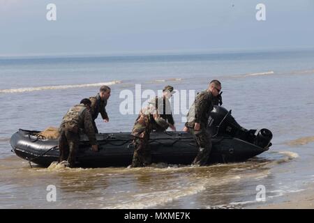 La province de Sabah, Malaisie (nov. 12, 2016) - Les Forces des opérations spéciales de la Marine malaisienne marins et Marines de la force de raid maritime tirer un caoutchouc pour lutter contre les raids sur la plage pendant le CCRR pendant l'exercice Tiger Strike 16, 12 novembre, 2016. Ces forces malaisiennes, ou PASKAL marins, ont des capacités très similaire à la Marine Corps forces MRF'. Grève 16 Tigre est une occasion pour la Malaisie et les forces armées des États-Unis pour renforcer des partenariats militaires, et augmente la capacité de tous les participants à planifier, communiquer et exécuter les opérations amphibies. Le MRF Marines sont Banque D'Images