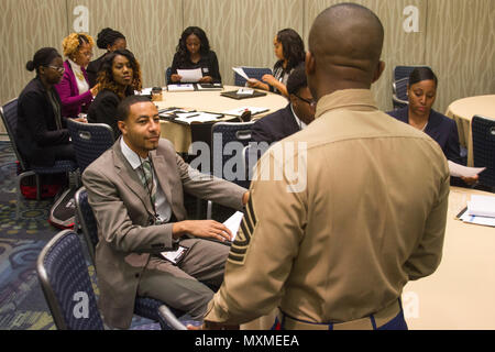 Le Master Sergeant Demetrius D. Bell accueille l'art du conte atelier pendant le Thurgood Marshall College Fund Management Institute à l'hôtel Hilton de Washington à Washington, D.C., le 20 novembre, 2016. L'atelier enseigne TMCF aux participants comment se conduire à travers les entrevues d'emploi avec l'utilisation de la narration. L'hôte d'événements comme les marines d'entraînement, et des discussions pour l'TMCF comme un moyen de donner en retour à la communauté et la forme de jeunes leaders. Des centaines d'étudiants de partout dans le United States se réunissent pour les TMCF pour l'occasion d'apprendre de l'expérience des hommes et des femmes qui est passé de même culture b Banque D'Images