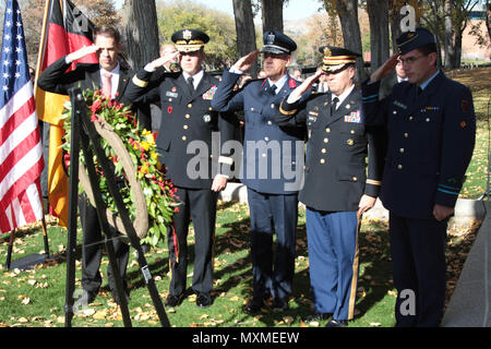 Alors que la plupart des gens célébrer Veteran's Day week-end avec les familles et amis, plus d'une centaine de personnes sont venues au cimetière militaire de Fort Douglas 13 novembre pour honorer les 41 prisonniers de guerre allemands (POE) qui sont enterrés ici des deux guerres mondiales I et II. À la fin de la cérémonie, le Fort Douglas parti officiel a déposé une gerbe de cérémonie au pied du monument qui honore les morts des soldats allemands et des marins. Ce monument est un charnier où 21 des 41 prisonniers de guerre allemands sont enterrés, situé à l'angle sud-ouest de Fort Douglas le cimetière. Banque D'Images