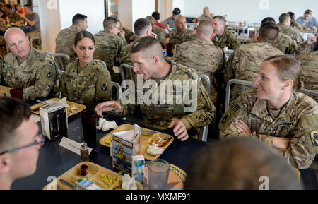 CAMP LEMONNIER, DJIBOUTI... Sgt. Le major de l'Armée de Daniel Dailey mange à midi avec ses collègues s'enrôle des soldats américains et traite de l'appui de l'armée américaine de missions en Afrique lors d'une visite le 20 novembre 2016. Dailey SMA s'est concentré sur les soldats affectés au Camp Lemonnier et les défis auxquels ils font face en Afrique de l'Est. (U.S. Photo de la Garde nationale aérienne par le sergent. Christian Jadot) Banque D'Images