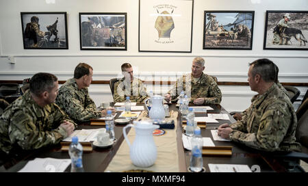 CAMP LEMONNIER, DJIBOUTI- Le Général Major de l'armée américaine Kurt Sonntag, Joint Task Force-Horn commandant de l'Afrique, des mémoires Le Sgt. Le major de l'Armée de Daniel Dailey sur le statut de la mission des États-Unis à l'Est de l'Afrique au cours de sa visite, le 20 novembre, 2016. Les États-Unis s'est engagé à stabiliser la région de l'Afrique en fournissant un appui militaire et humanitaire à friendly les gouvernements locaux. (U.S. Photo de la Garde nationale aérienne par le sergent. Christian Jadot) Banque D'Images