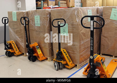 Charge palettisée boîtes de documents et artefacts de Président Barrack Obama's mandat transports attendent pour stockage 1 Novembre, 2016, à la National Archives and Records Administration, Washington, D.C. comme terme du président Obama arrive à sa fin, les soldats affectés au 3e Régiment d'infanterie américaine (la vieille garde) a aidé à charger les palettes pour le long-courrier à Hoffman Estates, Illinois, avant leur contenu devient une partie de Barrack Obama's presidential library. (U.S. Photo de l'armée par le Sgt. Paige Behringer) Banque D'Images