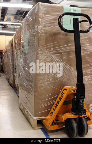 Charge palettisée boîtes de documents et artefacts de Président Barrack Obama's mandat transports attendent pour le stockage, le 1 novembre 2016, à la National Archives and Records Administration, Washington, D.C. avant ces éléments peuvent devenir une partie de la bibliothèque présidentielle, ils doivent d'abord être délocalisé. Le Lieutenant-colonel de l'Armée de l'air Vianesa Vargas, chef de l'équipe conjointe à la National Archives and Records Administration, aide à coordonner et superviser les mouvements, alors que les soldats affectés au 3e Régiment d'infanterie américaine (la vieille garde) s'assurer que les articles sont bien emballés et chargés. (U.S. Phot de l'armée Banque D'Images