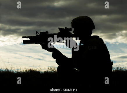 Airman Senior Brandon Thompson, 791e Escadron des Forces de sécurité de missiles defender, assure la sécurité pendant la récupération et la récupération de l'exercice dans le complexe de missiles, N.D., le 16 novembre 2016. Pendant le scénario simulé, les forces hostiles ont pris le contrôle d'un transporteur de charge utile et les défenseurs ont répondu et ont récupéré l'actif. (U.S. Air Force photo/Senior Airman Apryl Hall) Banque D'Images