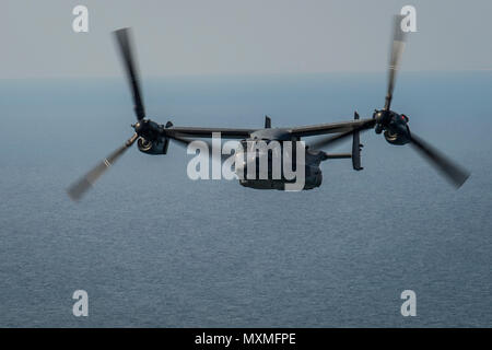 Deux CV-22 Osprey avion à rotors basculants avec le 8e Escadron d'opérations spéciales de mener une mission de ravitaillement à l'air avec un KC-10 Extender de Joint Base McGuire-Dix-Lakehurst, New Jersey), sur le golfe du Mexique, le 18 novembre 2016. La mission de faire le plein air a marqué la première fois qu'un 8ème avion SOS a connecté à un KC-10. Le KC-10 est une commande de la mobilité aérienne advanced tanker et cargo) conçu pour fournir l'accroissement de la mobilité des forces armées américaines. (U.S. Air Force photo par un membre de la 1re classe Joseph Pick) Banque D'Images