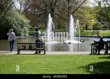 Le lac et ses fontaines, jardins Jephson, Leamington Spa, Warwickshire, England, UK Banque D'Images