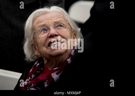 Gisela Rainare, un ancien employé civil à l'ancienne Base aérienne principale Frankfurt, Allemagne, à l'écoute de l'US Air Force à la retraite, le Colonel Gail Halvorsen, un C-52 Skymaster pilote a également connu sous le nom de Candy Bomber, après la cérémonie de réouverture du pont aérien de Berlin Memorial à l'extérieur de l'Aéroport International de Francfort, Allemagne, 22 novembre 2016. Les deux Halvorsen et Rainare a travaillé dans le cadre de le Pont Aérien de Berlin, également connu sous le nom d'opération Vittles, qui a livré plus de deux millions de tonnes de nourriture pour les citoyens d'un blocus de Berlin ouest entre juin 1948 et septembre 1949. (U.S. Photo de l'Armée de l'air par le sergent. Joe W. Banque D'Images