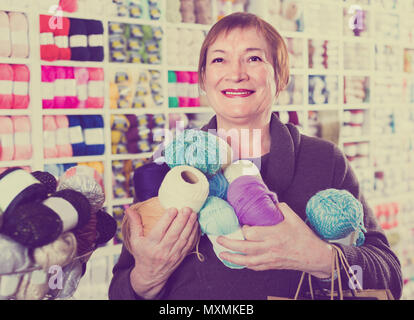 Portrait de femme qui est en train de faire du shopping en magasin de couture. Banque D'Images