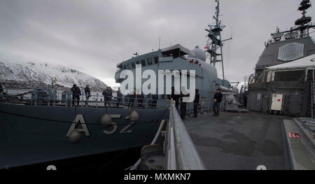 TROMSO, Norvège (5 mai 2017) Le service de la flotte allemande FGS navire Oste (A 52) landes aux côtés de la classe Ticonderoga croiseur lance-missiles USS Leyte Gulf (CG 55). Le Golfe de Leyte mène des opérations navales dans la sixième flotte américaine zone d'opérations à l'appui de la sécurité nationale des États-Unis en Europe. Banque D'Images