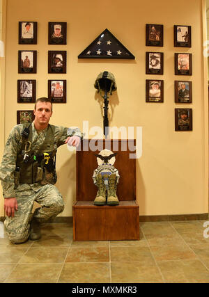 Airman Senior Zachary Clapper, 319e Escadron des Forces de sécurité, le patrouilleur s'agenouille devant un mémorial des forces de sécurité sur Grand Forks Air Force Base, N.D., le 18 novembre 2016. Clapper reçu l'Airman 1re classe Elizabeth Jacobson Award pour l'excellence de la Force expéditionnaire du Canada, un prix nommé d'après le premier défenseur tué dans l'exercice de ses fonctions dans le cadre de l'opération Iraqi Freedom. (U.S. Air Force photo par un membre de la 1re classe Elijaih Tiggs) Banque D'Images