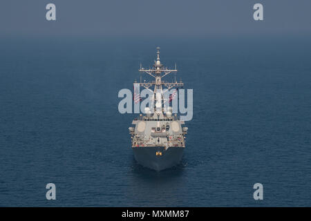 161117-N-QI061-050 Golfe Arabique (nov. 17, 2016) Le destroyer USS-missiles Hopper (DDG 70) transits dans le golfe Arabe. Hopper soutient les opérations de sécurité maritime et les efforts de coopération en matière de sécurité dans le théâtre dans la 5e flotte américaine zone d'opérations. (U.S. Photo de la marine par le maître de 3e classe Nathan T. Barbe) Banque D'Images