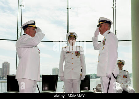 Norfolk, VA - Arrière de la Garde côtière canadienne Adm. Thomas Jones, commandant adjoint de l'appui aux missions, supervise le SILC changer de commandement cérémonie à la demi-lune et croisière Celebration Centre de Norfolk, Virginie, Mai 4th, 2017. Le capitaine George Bonner a cédé le commandement au Capitaine Wade Gesele durant la tradition militaire a tenu à assurer une transition en douceur entre les commandes. Banque D'Images