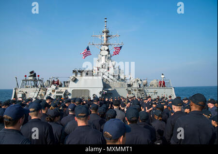 161117-N-QI061-202 Golfe Arabique (nov. 17, 2016) Arrière Adm. Jim Malloy, commandant de la Task Force 50, parle de l'équipage de l'USS destroyer lance-missiles Hopper (DDG 70) sur le pont d'envol du navire. Hopper soutient les opérations de sécurité maritime et les efforts de coopération en matière de sécurité dans le théâtre dans la 5e flotte américaine zone d'opérations. (U.S. Photo de la marine par le maître de 3e classe Nathan T. Barbe) Banque D'Images