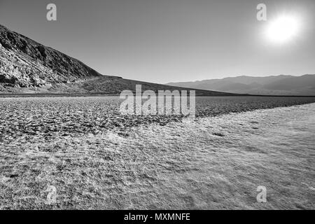 La surface lunaire du bassin de Badwater, le point le plus bas en Amérique du Nord avec une profondeur de 282 pieds (86 m) au-dessous du niveau de la mer, Death Valley National Park, je Banque D'Images