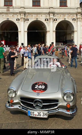 BRESCIA, ITALIE - 12 mai : une Mercedes Benz 300 SL W198-I de 1955 à l'puncing de Mille Miglia, la célèbre course de voitures historiques,Mai 12,2011 Secteur de Bresci Banque D'Images