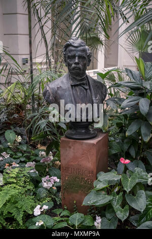 Buste en bronze d'Heinrich Siesmayer, architecte et le financier de Palmengarten, Palm House Building, quartier Westend-Süd, Frankfurt am Main, Allemagne. Banque D'Images