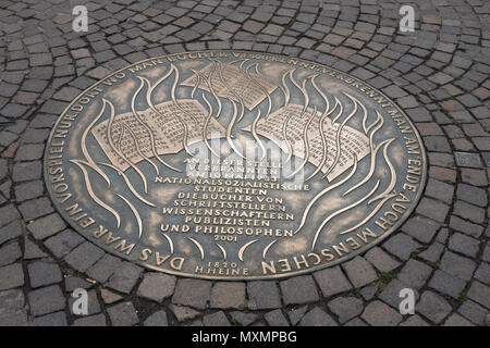 Une plaque commémorative à Romerberg, Frankfurt am Main, Hesse, Allemagne, de se rappeler ferrini par nazis le 10 mai 1933. Banque D'Images