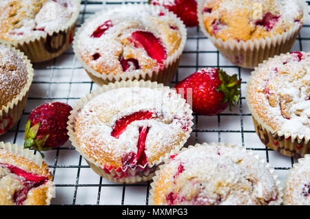 Muffins fruits fraise maison couverts avec du sucre Banque D'Images