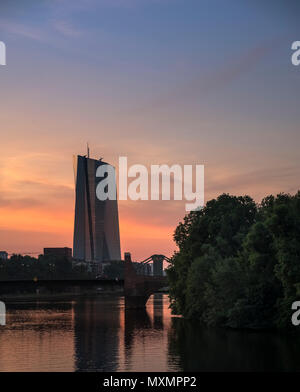 Édifice de la Banque centrale européenne au lever du soleil, qui se reflète dans la rivière Main, Frankfurt am Main, Hesse, Darmstadt, Allemagne Banque D'Images