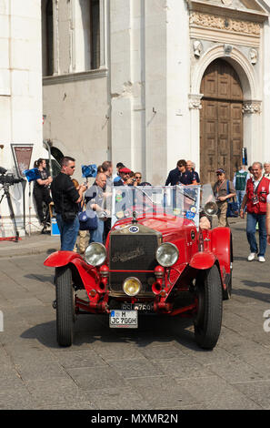 BRESCIA, ITALIE - 12 MAI : un OM Superba 665 de 1927 à l'puncing de Mille Miglia, la célèbre course de voitures historiques,Mai 12,2011 secteur à Brescia, Italie Banque D'Images