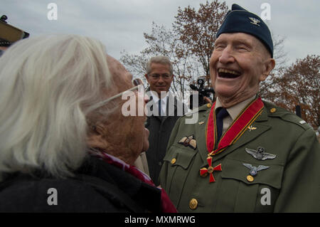 Le colonel de l'US Air Force à la retraite Gail Halvorsen, un C-52 Skymaster pilote a également connu sous le nom de Candy Bomber, visites avec Gisela Rainare, un ancien employé civil à l'ancienne Base aérienne principale Frankfurt, Allemagne, avant la cérémonie de réouverture du pont aérien de Berlin Memorial à l'extérieur de l'Aéroport International de Francfort, Allemagne, 22 novembre 2016. Les deux Halvorsen et Rainare a travaillé dans le cadre de le Pont Aérien de Berlin, également connu sous le nom d'opération Vittles, qui a livré plus de deux millions de tonnes de nourriture pour les citoyens d'un blocus de Berlin ouest entre juin 1948 et septembre 1949. (U.S. Photo de l'Armée de l'air par le sergent. Joe Banque D'Images