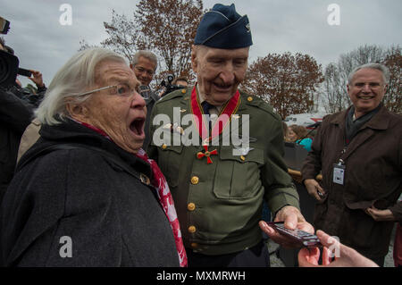 Le colonel de l'US Air Force à la retraite Gail Halvorsen, un C-52 Skymaster pilote a également connu sous le nom de Candy Bomber, se prépare à présenter une barre de chocolat à Gisela Rainare, un ancien employé civil à l'ancienne Base aérienne principale Frankfurt, Allemagne, avant la cérémonie de réouverture du pont aérien de Berlin Memorial à l'extérieur de l'Aéroport International de Francfort, Allemagne, 22 novembre 2016. Halvorsen et ses collègues pilotes ont chuté de 23 tonnes de bonbons avec des parachutes de fortune de son C-54 dans le cadre du Pont Aérien de Berlin, qui a livré plus de deux millions de tonnes de nourriture pour les citoyens d'un blocus de Berlin ouest entre juin 1948 et Banque D'Images