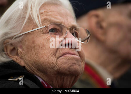 Gisela Rainare, un ancien employé civil à l'ancienne Base aérienne principale Frankfurt, Allemagne, écoute de la musique au cours de la cérémonie de réouverture du pont aérien de Berlin Memorial à l'extérieur de l'Aéroport International de Francfort, Allemagne, 22 novembre 2016. Rainare a travaillé dans le cadre de le Pont Aérien de Berlin, également connu sous le nom d'opération Vittles, qui a livré plus de deux millions de tonnes de nourriture pour les citoyens d'un blocus de Berlin ouest entre juin 1948 et septembre 1949. (U.S. Photo de l'Armée de l'air par le sergent. Joe W. McFadden) Banque D'Images