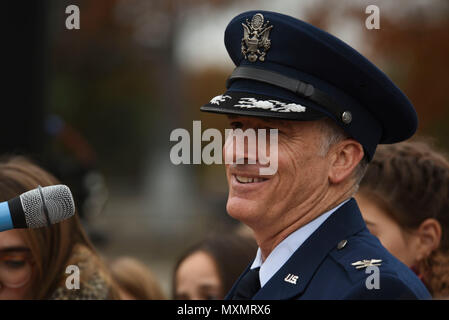 U.S. Air Force Colonel Timothy étirer, armées de l'air américaine représentant de l'Europe au nom du commandant, s'exprimant au cours de la cérémonie de réouverture du pont aérien de Berlin Memorial à l'extérieur de l'Aéroport International de Francfort, Allemagne, 22 novembre 2016. La cérémonie comprenait le colonel de l'US Air Force à la retraite Gail Halvorsen, également connu sous le nom de Candy terroriste, qui a diminué de 23 tonnes de bonbons avec des parachutes de fortune de son C-54 Skymaster dans le cadre de la mission d'achat de fournitures humanitaires. Le Pont Aérien de Berlin, également connu sous le nom d'opération Vittles, livré plus de deux millions de tonnes de nourriture pour les citoyens d'un blocus de Berlin Ouest être Banque D'Images