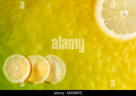 Les tranches de citron sur un fond de peau de citron ,macro photo ,post-production composition ,des couleurs éclatantes Banque D'Images