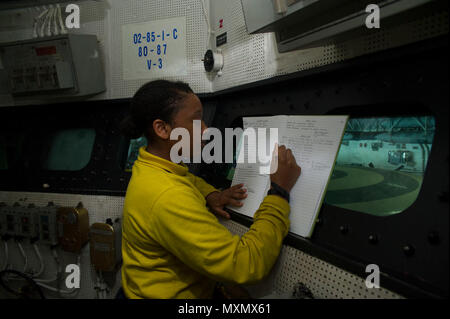 161121-N-KJ380-037Golfe Arabique (nov. 21, 2016) Elmira-Rose Marin Mccomb, à partir de la Colombie-Britannique, Md., met à jour un journal de bord dans l'embrasement de gare à bord du porte-avions USS Dwight D. Eisenhower (CVN 69) (Ike). Mccomb sert à bord de l'aviation d'Ike maître de manœuvre (manutention). Ike et son Groupe aéronaval sont déployés à l'appui de l'opération inhérents à résoudre, les opérations de sécurité maritime et les efforts de coopération en matière de sécurité dans le théâtre dans la 5e flotte américaine zone d'opérations. (U.S. Photo par MARINE MATELOT Neo Greene III) Banque D'Images