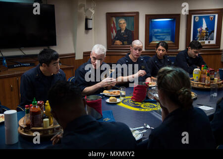 161117-N-QI061-092 Golfe Arabique (nov. 17, 2016) Arrière Adm. Jim Malloy, centre, commandant de la Force 50, parle avec le chef à bord du mess des missiles de l'USS Hopper (DDG 70). Hopper soutient les opérations de sécurité maritime et les efforts de coopération en matière de sécurité dans le théâtre dans la 5e flotte américaine zone d'opérations. (U.S. Photo de la marine par le maître de 3e classe Nathan T. Barbe) Banque D'Images