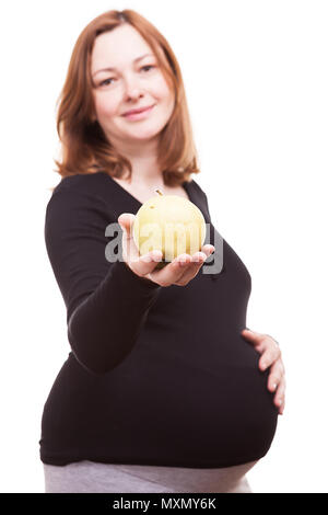 Studio photo de femme enceinte avec une pomme dans les mains Banque D'Images