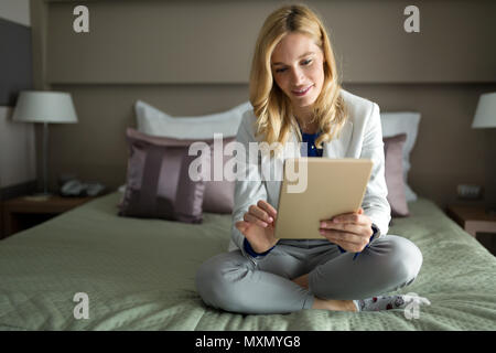 Portrait of attractive businesswoman in hotel room Banque D'Images