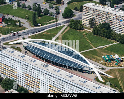 Vue aérienne de la station de métro Strizkov, ligne C à Prague, République tchèque. Vue panoramique de l'avion. République tchèque Banque D'Images